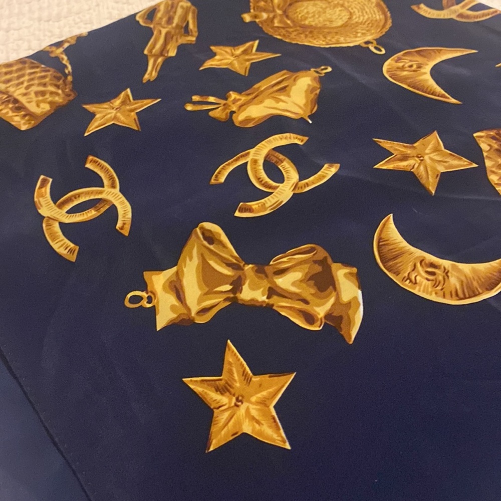 ❤️SOLD❤️ Authentic Chanel Scarf 💯 silk - Picture 6 of 6
